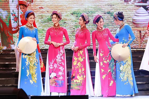 Hoa hậu Thùy Dung cùng các người mẫu trên sân khấu
