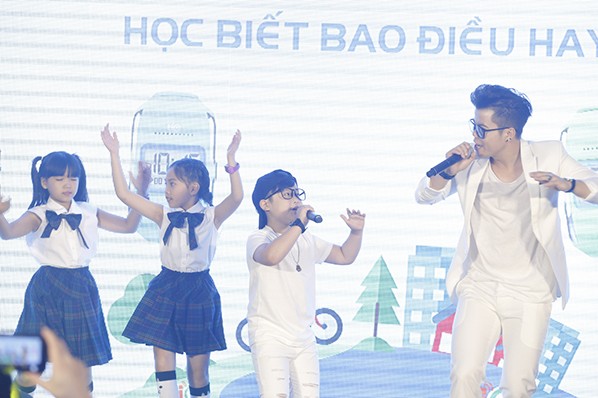 Con gái Thúy Hạnh - Minh Khang chững chạc bên ba mẹ ảnh 7