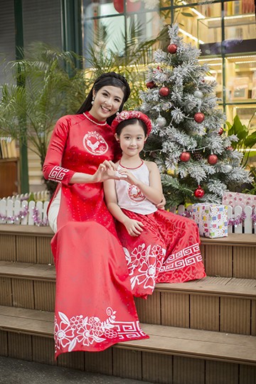 Bảo Ngọc tạo dáng ăn ý bên hoa hậu Ngọc Hân