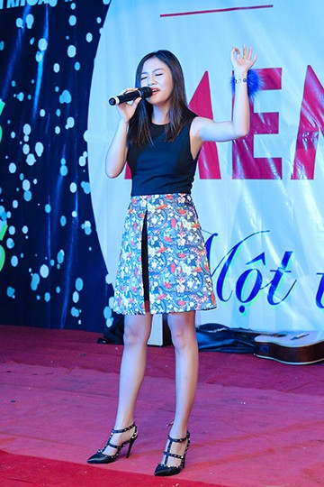 Văn Mai Hương xuất hiện trẻ trung, năng động