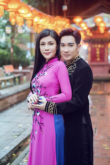 Uyên Trang rủ Quang Hà lên chùa xin lộc đầu năm mới ảnh 12