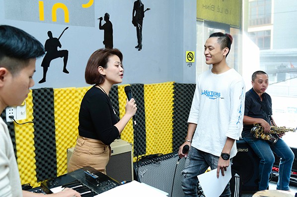 Hải Yến dành nhiều thời gian luyện tập cùng ban nhạc