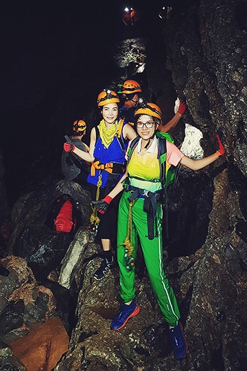 Trang Trần cùng bạn bè trong hang