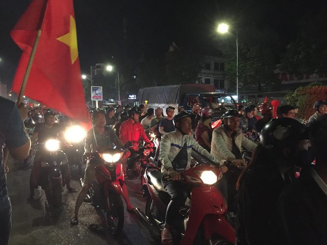 Hàng ngàn người dân tràn ra đường ăn mừng chiến thắng