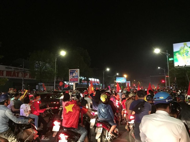 Không khí hết sức sôi động, nhiều người cho biết, nếu Việt Nam vô địch AFF cup 2018 thì "bão" sẽ còn lớn hơn nữa
