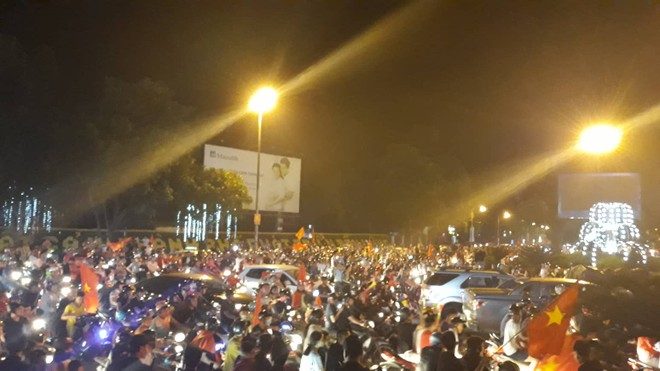 Nhiều tuyến đường như Lê Mao, Lê Duẩn, trước bưu điện tỉnh, đường Hồ Tùng Mậu ken đặc người hâm mộ