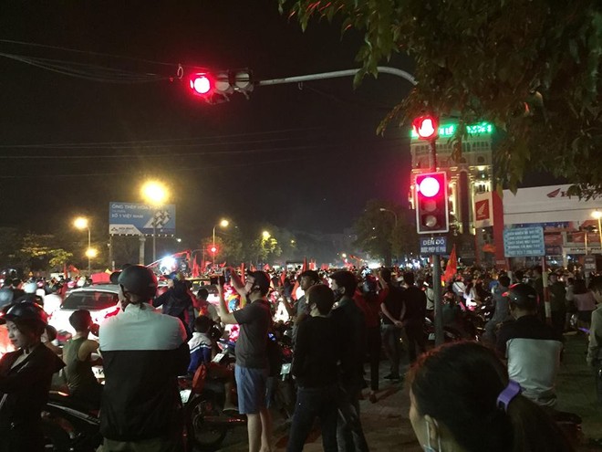 Lượng người đi quá đông nên khu vực ngã tư này ách tắc nghiêm trọng