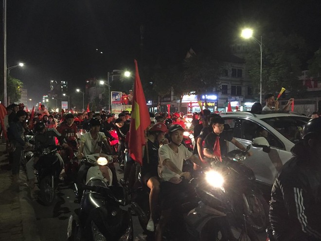 Những tiếng còi xe, tiếng kèn trống và những lá cờ đỏ sao vàng khiến không khí "nóng" hơn bao giờ hết
