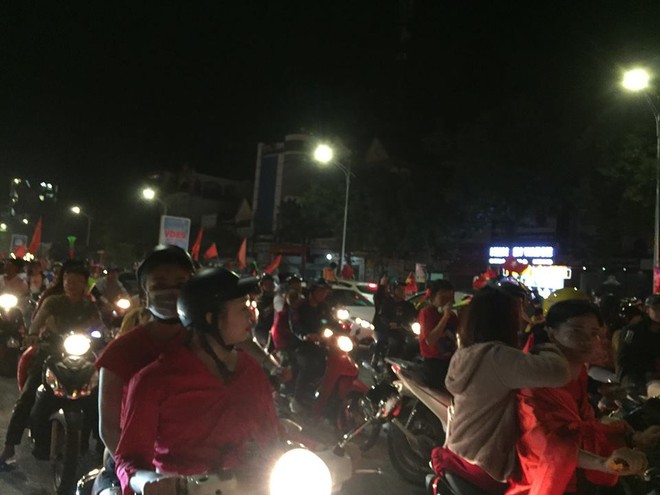 Những tiếng hô vang "Việt Nam vô địch" của dòng người hâm mộ cuồng nhiệt