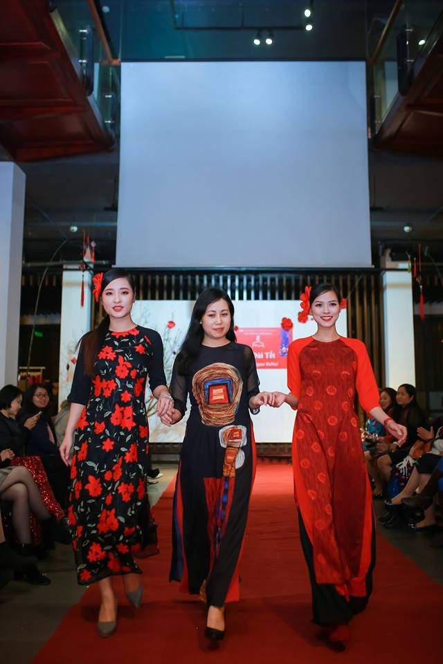 Tà áo dài tôn lên những vẻ đẹp phụ nữ Việt Nam