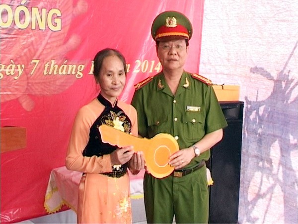 Trao nhà tình nghĩa tặng thân nhân gia đình liệt sỹ Trần Đình Coóng ảnh 1