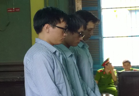 Hai anh em sinh đôi giết người vì tiếng pô xe ầm ĩ ảnh 1