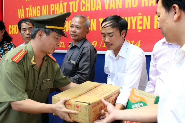 Báo ANTĐ cùng các nhà hảo tâm mang hơi ấm đến vùng cao Sơn La ảnh 8
