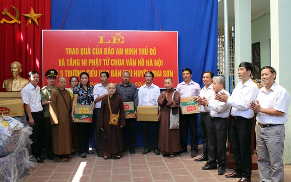 Báo ANTĐ cùng các nhà hảo tâm mang hơi ấm đến vùng cao Sơn La ảnh 1