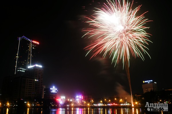 Hà Nội đêm 10-10: Huyền ảo với pháo hoa chụp kiểu "phơi sáng" ảnh 1