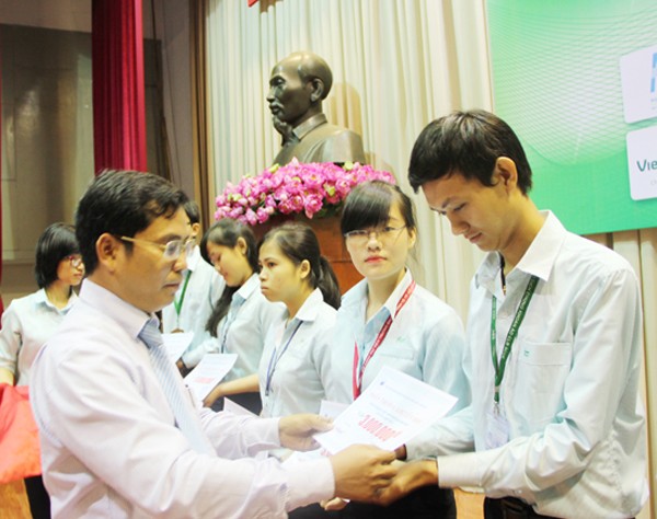 HDBank tặng học bổng cho sinh viên ảnh 1