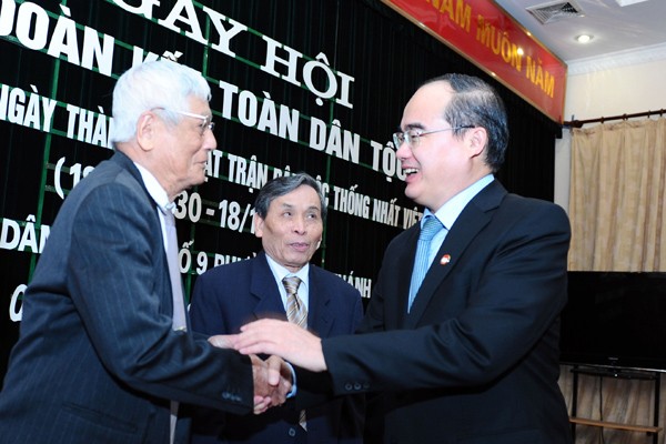 Chủ tịch MTTQVN Nguyễn Thiện Nhân thăm hỏi các cụ lão thành Cách mạng tại phường Quán Thánh