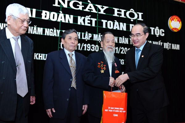Chủ tịch MTTQVN Nguyễn Thiện Nhân tặng quà các cụ lão thành Cách mạng tại phường Quán Thánh, quận Ba Đình, Hà Nội