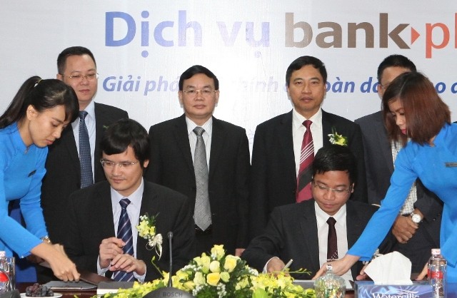 Thiếu tướng Lê Công, Tổng Giám đốc Ngân hàng TMCP Quân đội - MB (đứng giữa) cùng lãnh đạo MB và Viettel tại lễ ra mắt dịch vụ BankPlus CA dành cho khách hàng doanh nghiệp