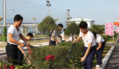 Cán bộ, thủy thủ Lữ đoàn tàu ngầm 189 chăm sóc vườn hoa cây cảnh trong những ngày xuân mới.