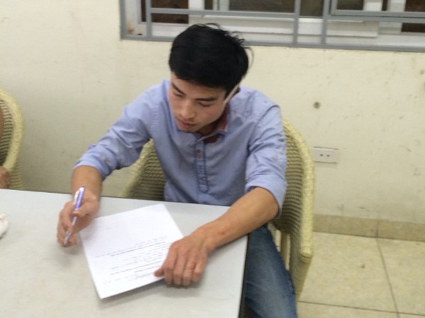 Lái xe Bùi Phú Thụ ghi lời khai tại cơ quan công an