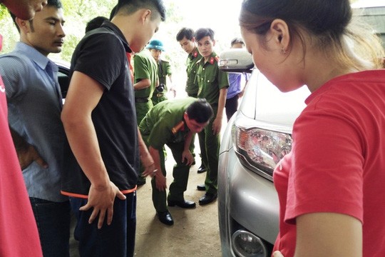 Gần 20 đối tượng táo tợn nổ súng, mang kiếm truy sát 1 gia đình giữa ban ngày ảnh 3