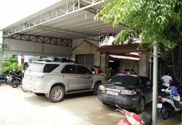 Gần 20 đối tượng táo tợn nổ súng, mang kiếm truy sát 1 gia đình giữa ban ngày ảnh 1