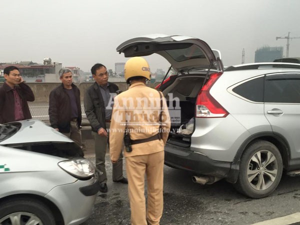 Taxi “húc” xe CRV ở đường trên cao, dòng xe “ì ạch” di chuyển ảnh 2