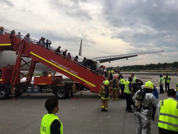 Một máy bay của Singapore bốc cháy trong khi hạ cánh khẩn cấp ảnh 1