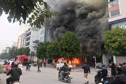 Hà Nội: Khống chế đám cháy lớn ở cửa hàng ăn uống trên phố Nguyễn Văn Huyên ảnh 1
