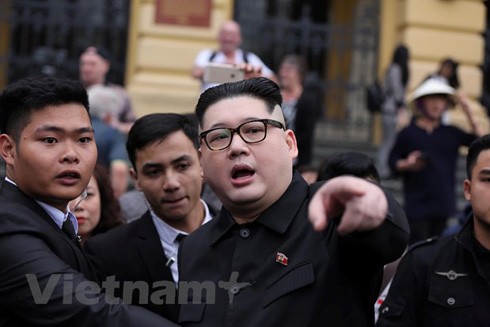 Cặp đôi đóng giả ông Kim Jong-un và ông Trump gây náo loạn Hà Nội ảnh 2