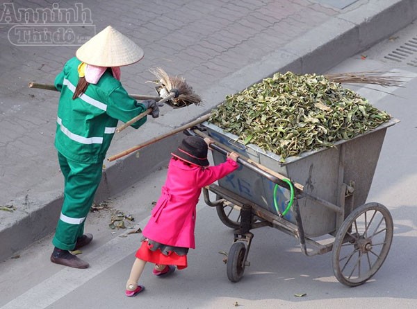 Thăm hai mẹ con đẩy xe rác ngày mùng 3 Tết ảnh 4