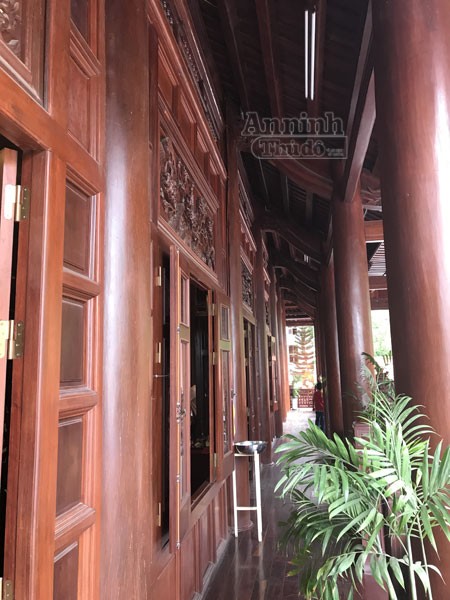 Đây là hành lang phía trước tầng 2 của ngôi nhà sàn. Kể từ khi hoàn thiện và đi vào sử dụng, ngôi nhà sàn lớn nhất Việt Nam này đã thu hút rất nhiều người địa phương, du khách trong và ngoài nước đến tham quan. Trở thành một điểm nhấn kiến trúc không thể bỏ qua khi đến tỉnh Điện Biên.