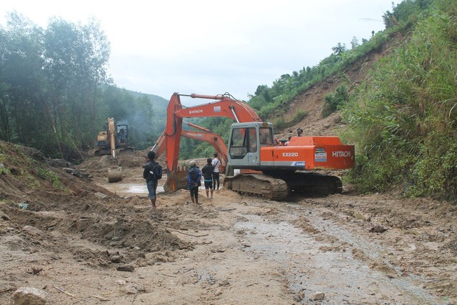 Nhiều người dân đứng nhìn đoạn đường bị sạt lở, đất đá vùi lấp rồi thở dài quay về
