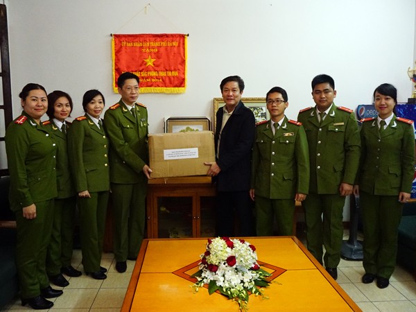 Phòng Cảnh sát điều tra tội phạm về trật tự quản lý kinh tế và chức vụ (CATP Hà Nội) chuyển hơn 1.000 bộ quần áo mới đến Báo ANTĐ cho chuyến hoạt xã hội nghĩa tình sắp tới