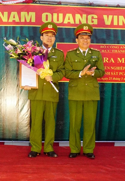 Thiếu tướng Nguyễn Đức Nghi, Giám đốc CS PC&CC TP Hà Nội trao quyết định ra mắt Đội Chữa cháy chuyên nghiệp Nam Từ Liêm cho lãnh đạo phòng CS PC&CC số 3 - Cầu Giấy