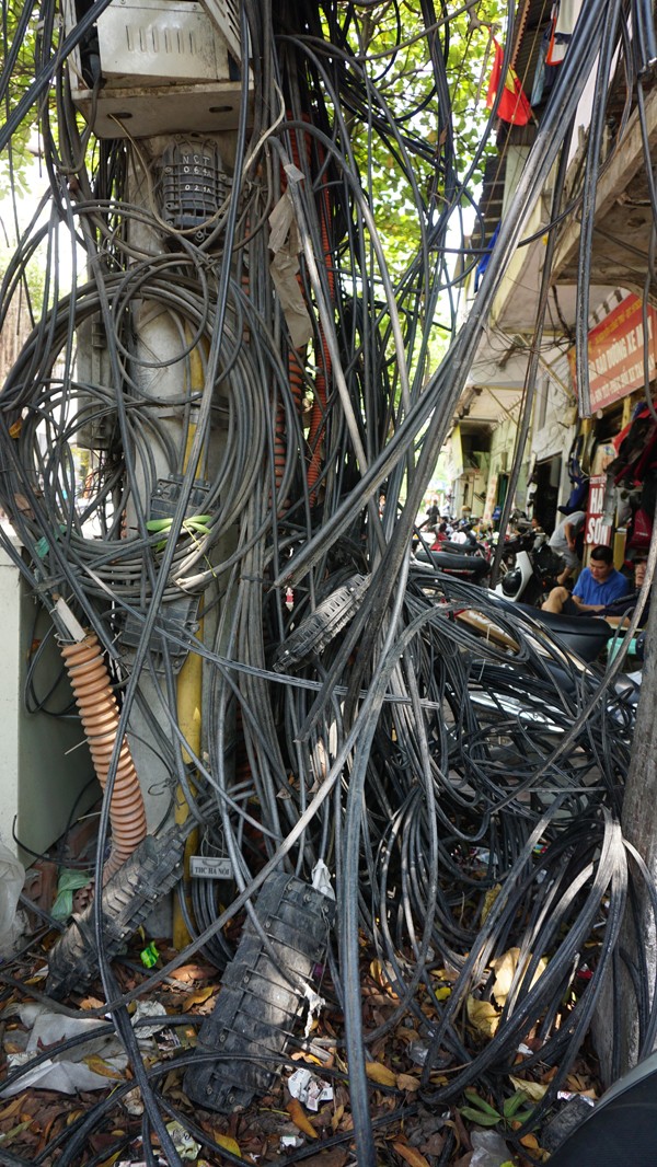 Trụ điện "cổ thụ" trên phố Nguyễn Công Trứ- phố Huế