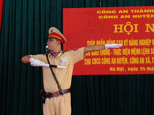Tập huấn kỹ năng nghiệp vụ chỉ huy, điều khiển, hướng dẫn phân luồng giao thông ảnh 6