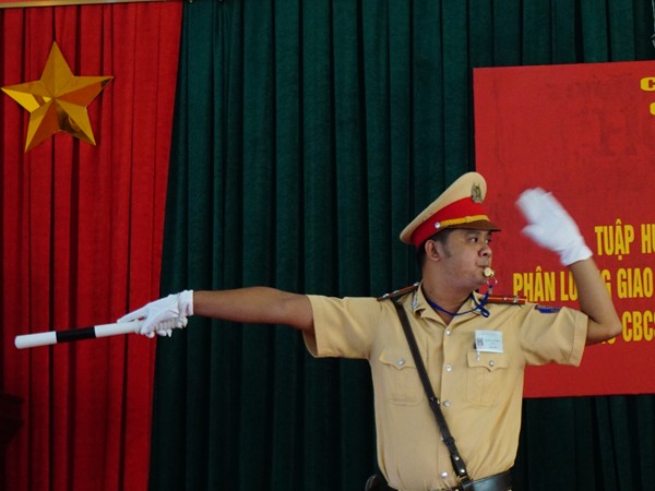Tập huấn kỹ năng nghiệp vụ chỉ huy, điều khiển, hướng dẫn phân luồng giao thông ảnh 4