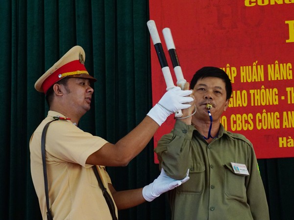 Cán bộ Đội CSGT -CAH Thanh Trì hướng dẫn kỹ năng nghiệp vụ cho lực lượng bảo vệ dân phố