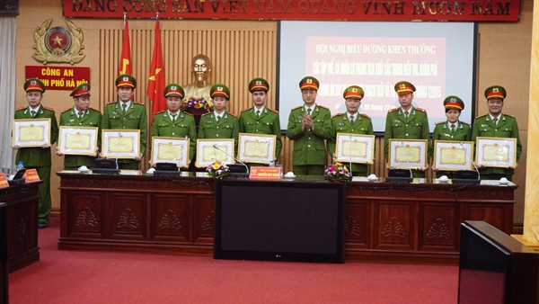 Cá nhân thuộc các đơn vị nghiệp vụ, Công an huyện Thachh Thất, Công an thị xã Sơn Tây nhận bằng khen có thành tích điều tra, khám phá 2 vụ trọng án