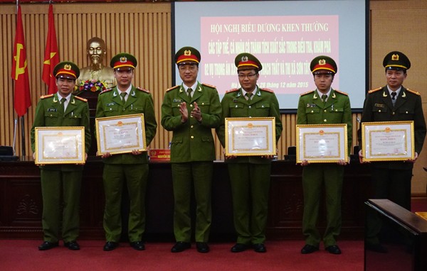 Đại tá Nguyễn Duy Ngọc trao bằng khen cho cá nhân có thành tích điều tra, khám phá án
