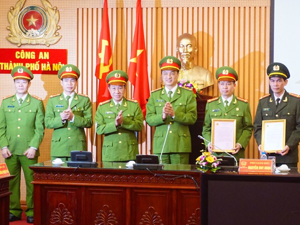 Đại tá Nguyễn Duy Ngọc, Phó Giám đốc CATP trao bằng khen cho lãnh đạo các đơn vị có thành tích xuất sắc