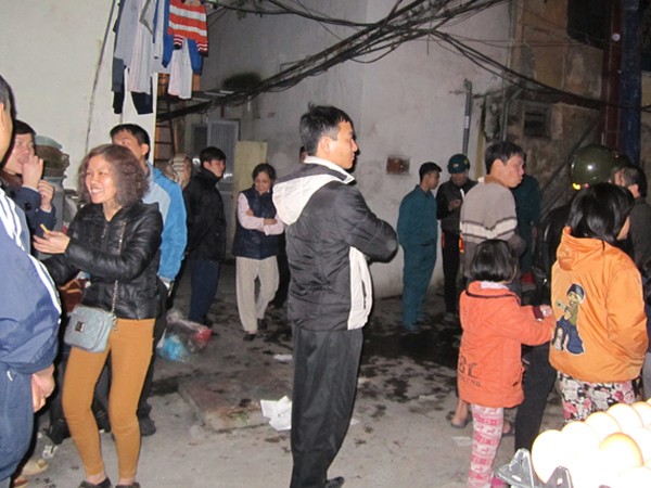 Người dân hoảng hốt chạy tán loạn ra ngoài khu nhà có cháy