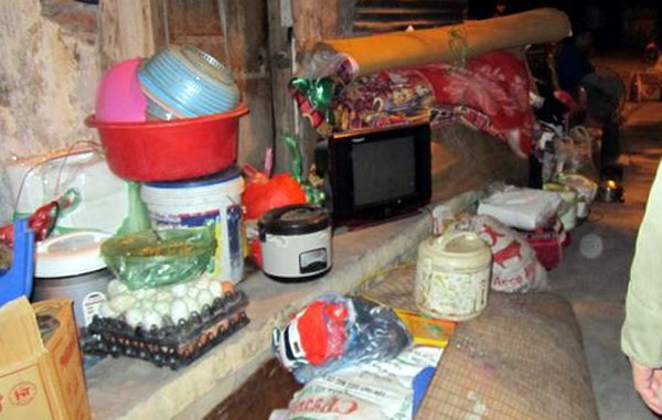 Người dân được lực lượng Công an giúp sơ tán đồ đạc tránh gây thiệt hại do hỏa hoạn cháy lan