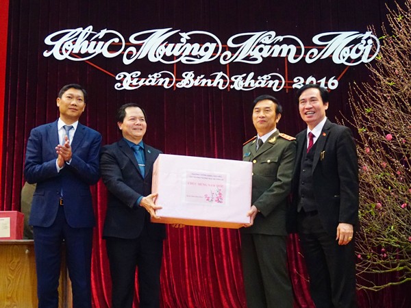 Thượng tướng Đặng Văn Hiếu, Thứ trưởng thường trực Bộ Công an chúc Tết và tặng quà lãnh đạo Quận ủy, UBND quận Tây Hồ nhân dịp xuân mới