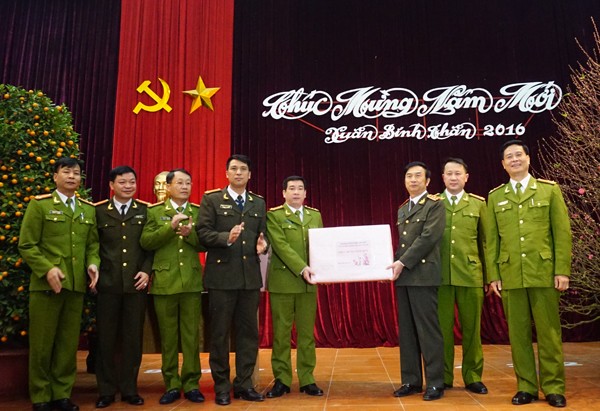 Thượng tướng Đặng Văn Hiếu, Thứ trưởng Thường trực Bộ Công an chúc Tết và tặng quà CAQ Tây Hồ nhân dịp năm mới