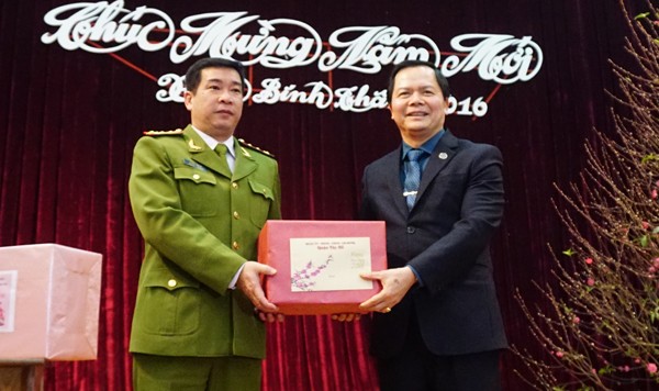 Đồng chí Nguyễn Văn Thắng, Bí thư Quận ủy Tây Hồ chúc mừng năm mới đại diện lãnh đạo CAQ Tây Hồ