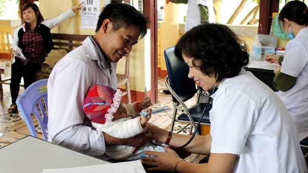 Sự tận tâm phục vụ người bệnh của đoàn công tác Cụm thi đua số 4 CATP Hà Nội đã nhận được nhiều cảm kích từ những người dân nơi đây