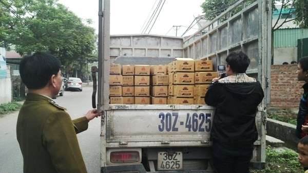 Lực lượng chức năng kiểm tra, phát hiện trên xe chở gần 10.000 sản phẩm sa tế có dấu hiệu giả nhãn hiệu
